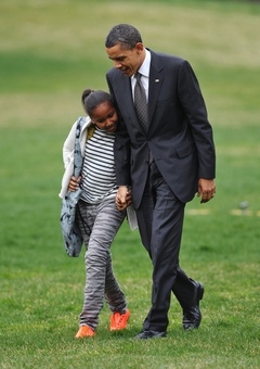 US President Barack Obama and daughter Sasha walk across the South Lawn March 23, 2011 upon return to the White House in Washington, DC. Obama was returning to Washington after a 5-day Latin American visit. AFP PHOTO/Mandel NGAN (Photo credit should read MANDEL NGAN/AFP/Getty Images)